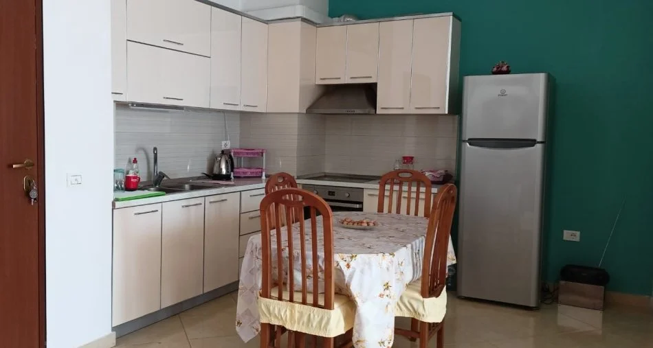 Vlore, jepet me qera apartament 2+1+Ballkon Kati 4, 76 m² 400 € (LUNGOMARE)