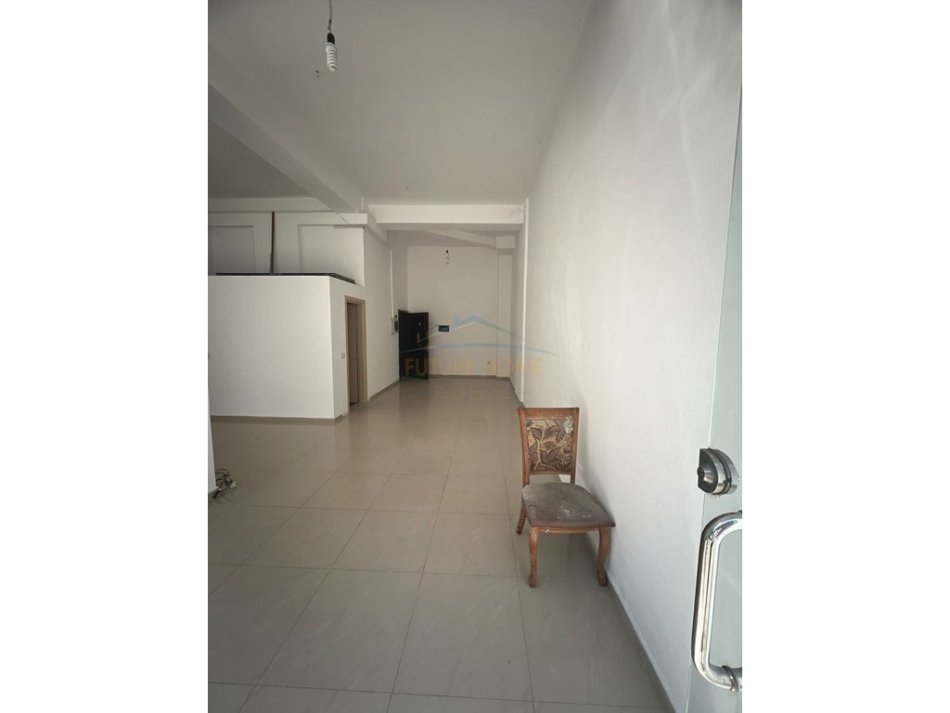 Tirane, jepet me qera ambjent biznesi Kati 0, 54 m² 600 € 