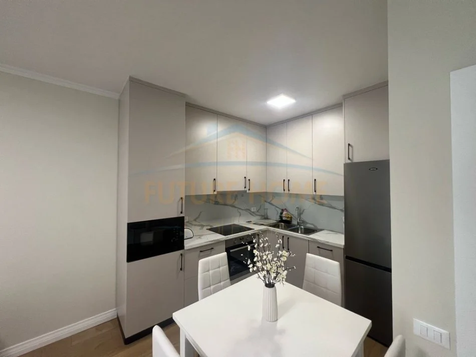 Tirane, jepet me qera apartament 2+1 Kati 1, 108 m² 700 € 
