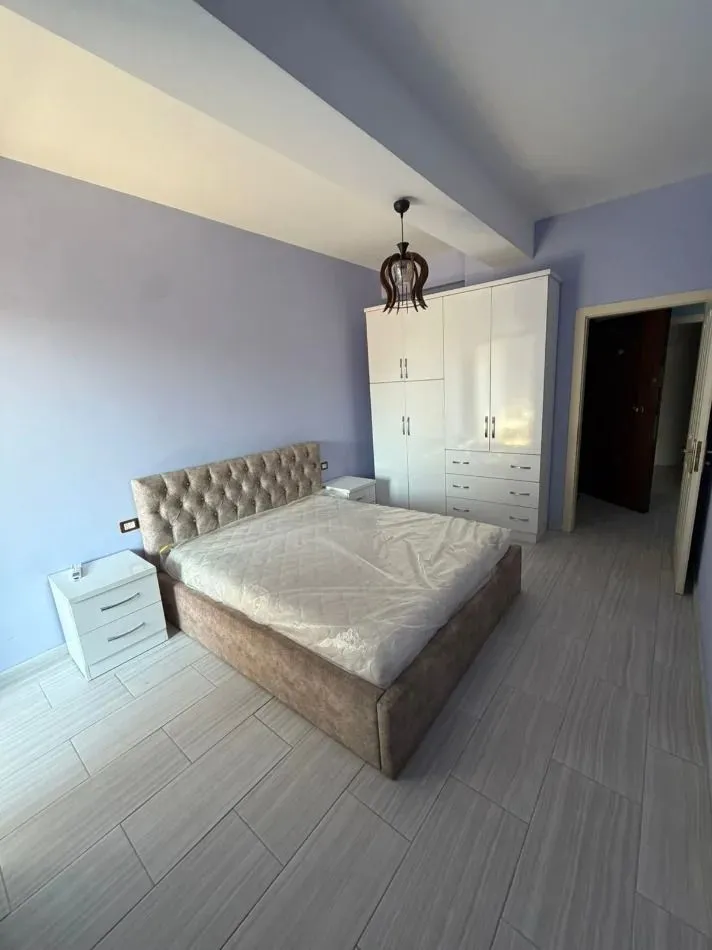Tirane, jepet me qera apartament 1+1+Ballkon Kati 4, 60 m² 500 € (Astir)