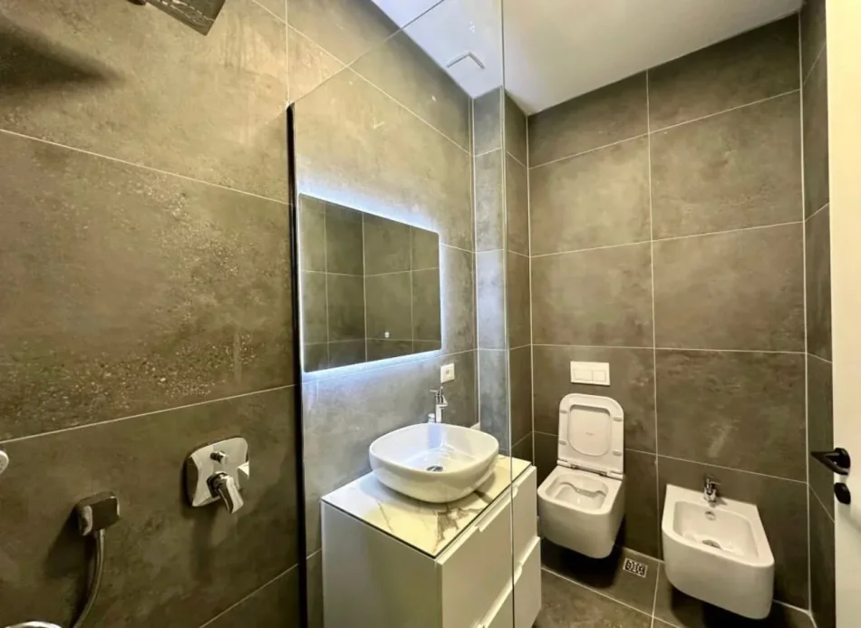Tirane, jepet me qera apartament 2+1+Ballkon Kati 2, 120 m² 1.200 € (Liqeni i Thate)