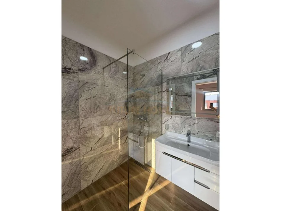 Tirane, jepet me qera apartament 2+1 Kati 7, 108 m² 650 € (UNAZA E RE)