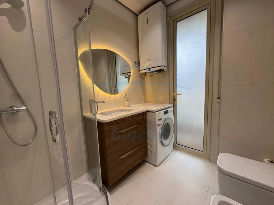 Tirane, jepet me qera apartament 2+1 Kati 2, 110 m² 950 € 