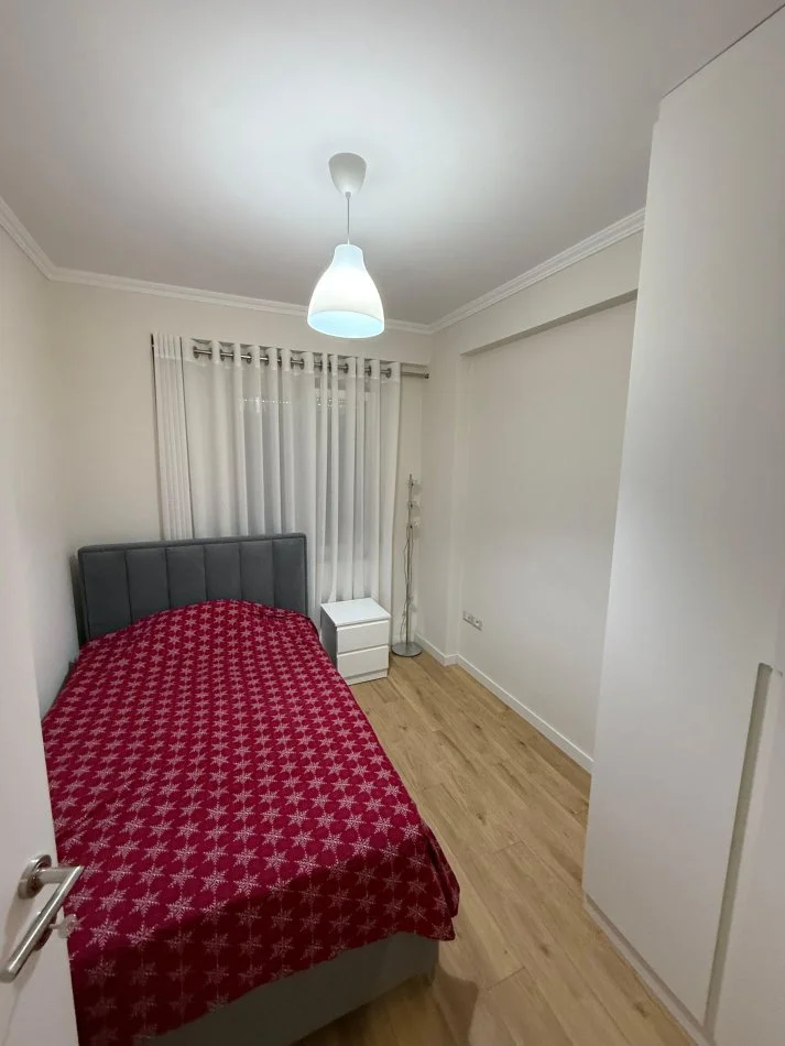 Tirane, jepet me qera apartament 2+1 , 500 € (Sauk)