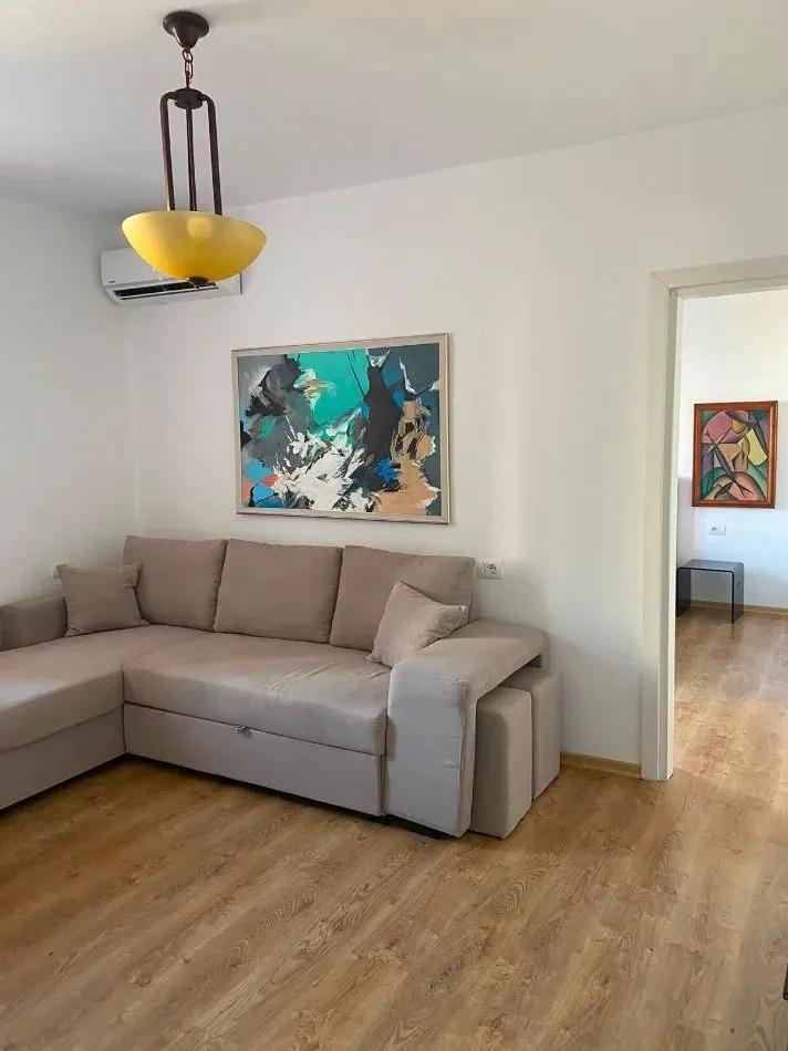 Tirane, jepet me qera apartament 1+1 Kati 2, 55 m² 650 € (Qender)