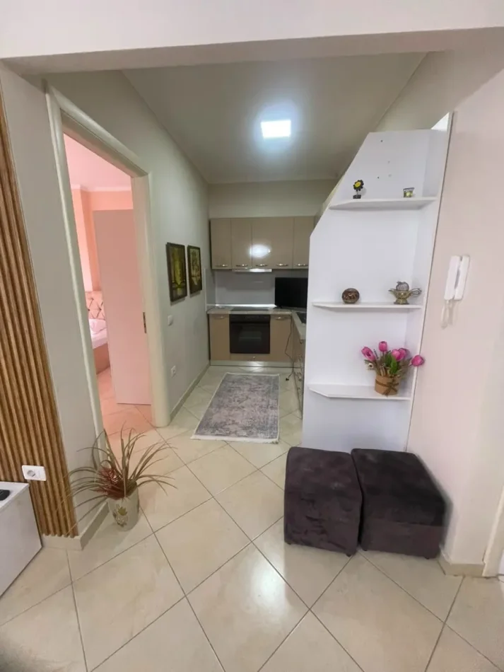 Tirane, jepet me qera apartament 1+1+Ballkon Kati 3, 68 m² 600 € (Stacioni i Trenit)