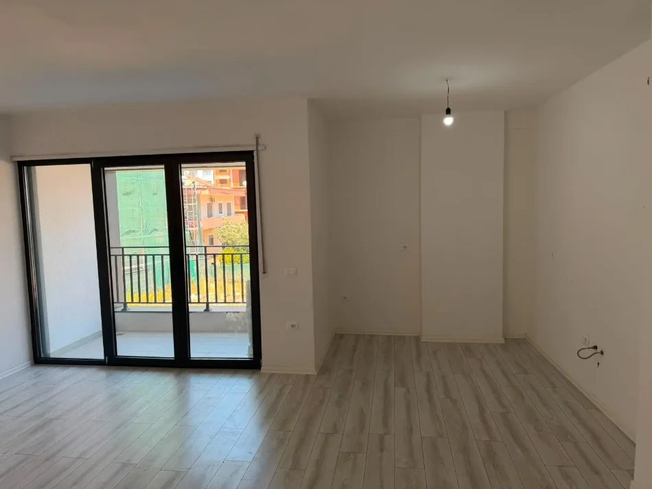 Tirane, jepet me qera zyre Kati 4, 105 m² 700 € (KOMPLEKSI NDREGJONI)