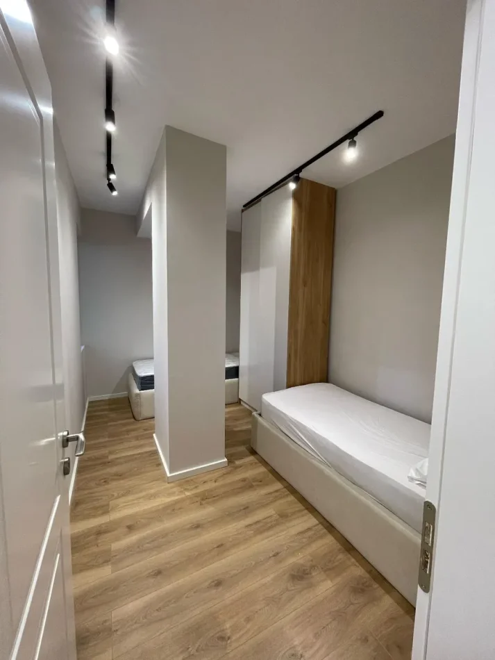 Tirane, jepet me qera apartament 2+1+Ballkon Kati 3, 75 m² 900 € (PËRBALLË KOMPLEKSIT DELIJORGJI)