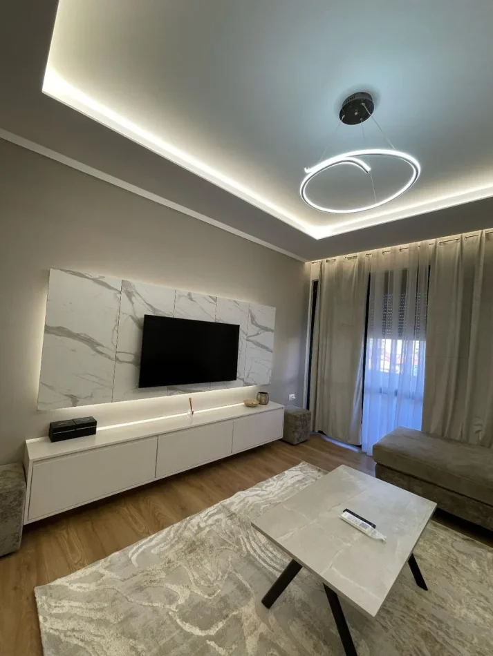 Tirane, jepet me qera apartament 2+1+Ballkon Kati 3, 75 m² 900 € (PËRBALLË KOMPLEKSIT DELIJORGJI)
