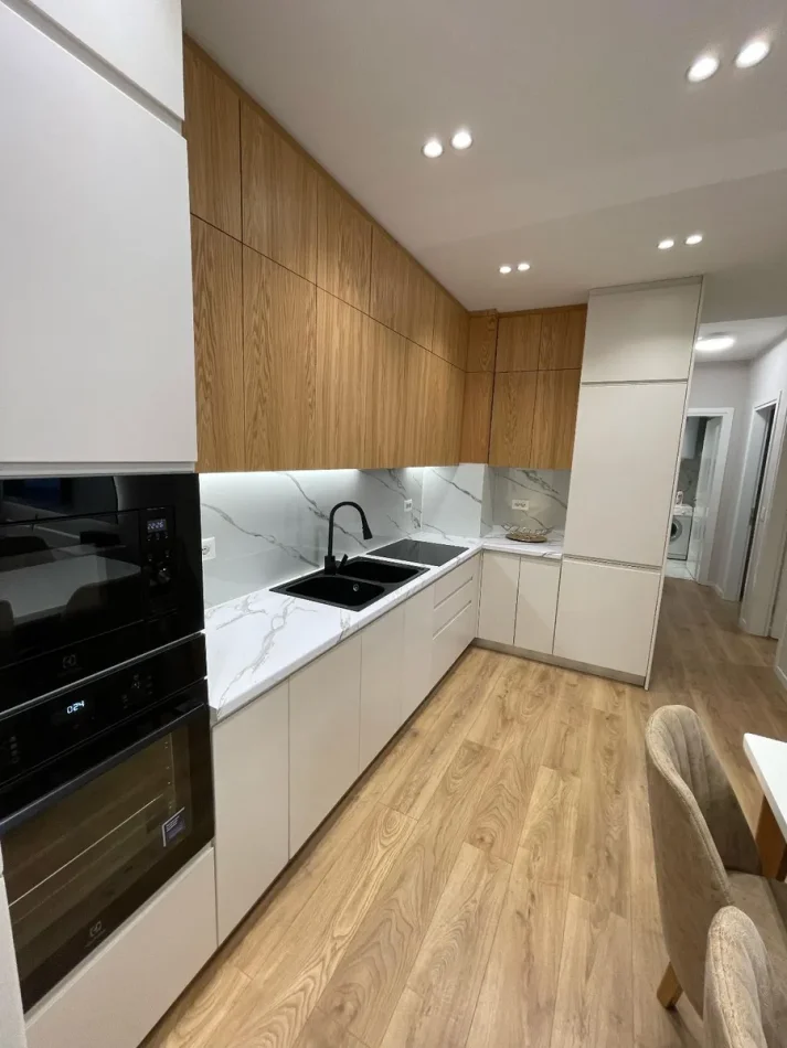 Tirane, jepet me qera apartament 2+1+Ballkon Kati 3, 75 m² 900 € (PËRBALLË KOMPLEKSIT DELIJORGJI)
