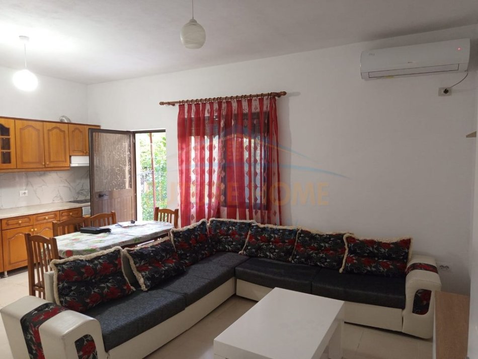 Tirane, jepet me qera apartament 2+1 Kati 1, 95 m² 350 € 