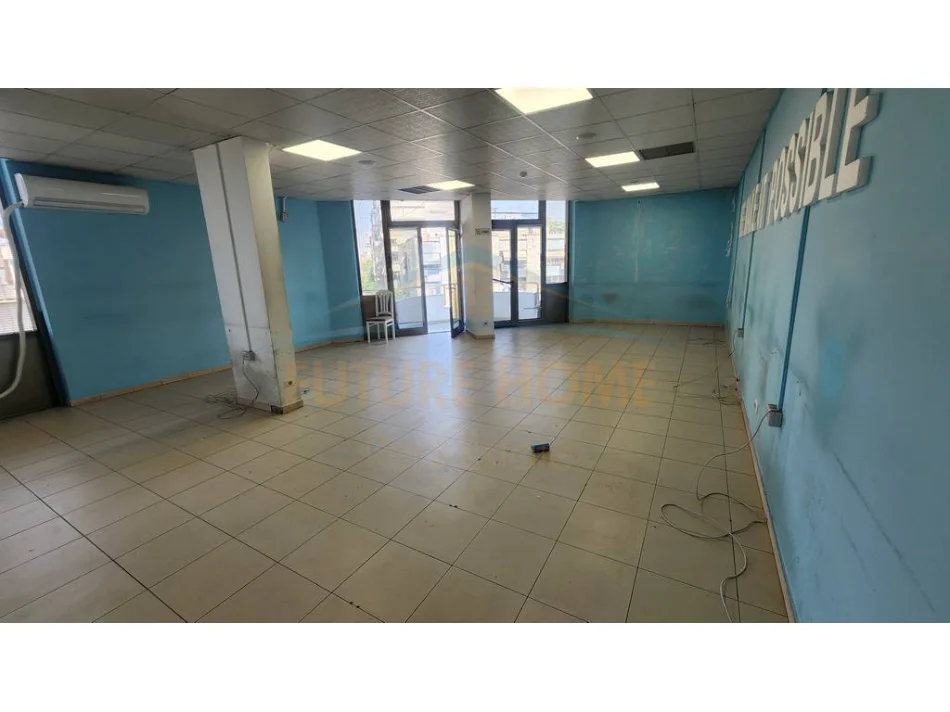 Tirane, jepet me qera ambjent biznesi Kati 4, 200 m² 3.000 € (LSI)