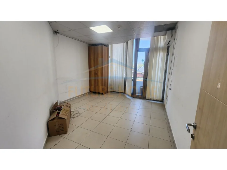 Tirane, jepet me qera ambjent biznesi Kati 4, 200 m² 3.000 € (LSI)