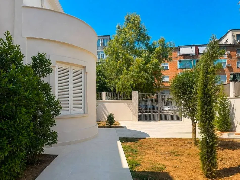 Tirane, jepet me qera ambjent biznesi , 700 m² 9.000 € (Rruga e Elbasanit)