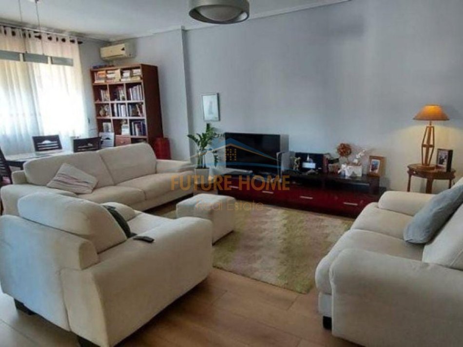 Tirane, jepet me qera apartament 2+1 Kati 7, 95 m² 650 € 