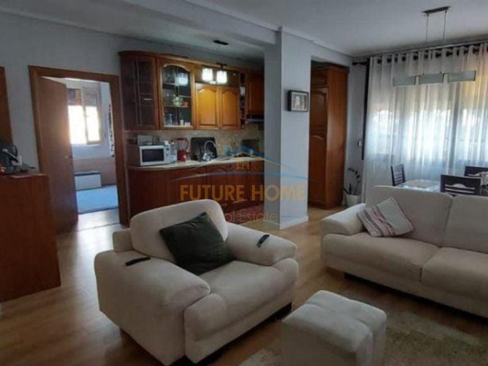 Tirane, jepet me qera apartament 2+1 Kati 7, 95 m² 650 € 