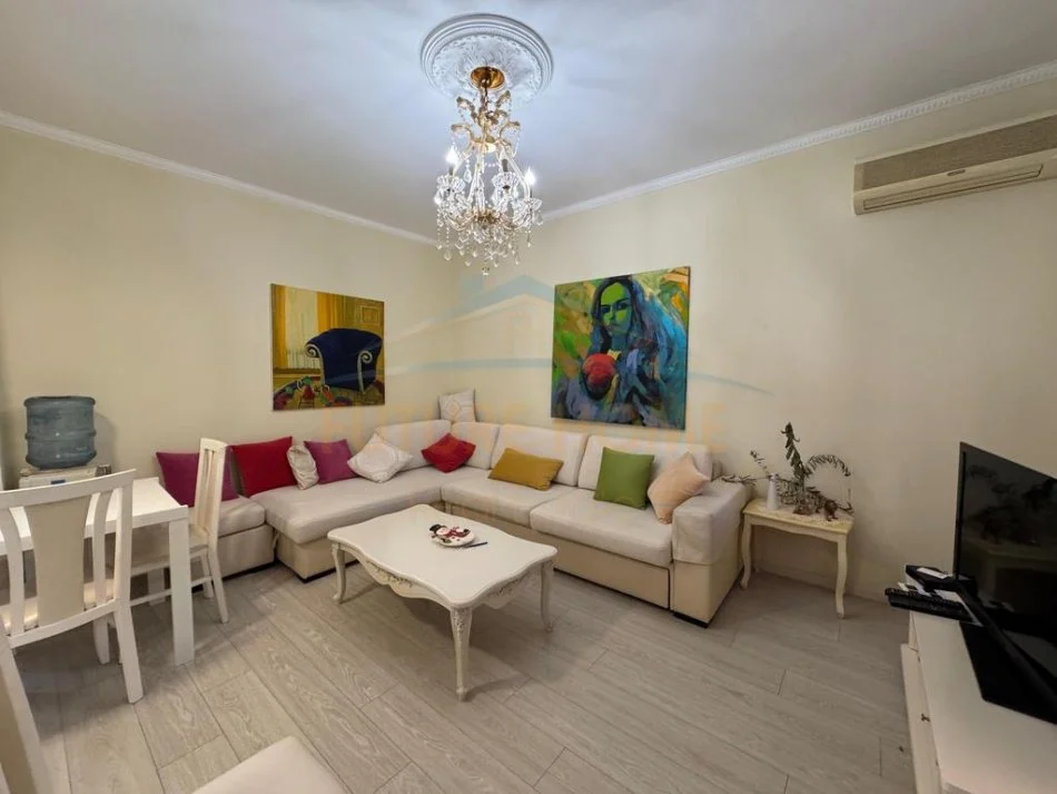 Durres, jepet me qera apartament 2+1+Aneks+Ballkon Kati 3, 69 m² 450 € (Gjykata)