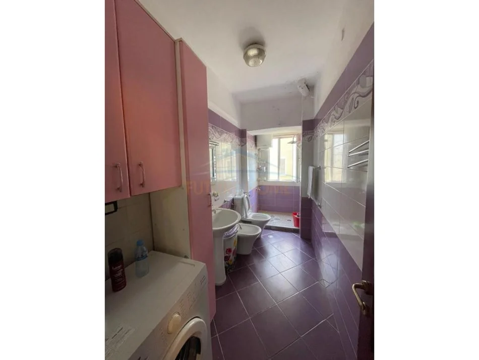 Durres, jepet me qera apartament 2+1+Aneks+Ballkon Kati 3, 69 m² 450 € (Gjykata)