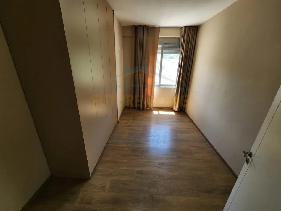 Tirane, jepet me qera apartament 2+1+Ballkon Kati 4, 100 m² 700 € (Liqeni i Thate)