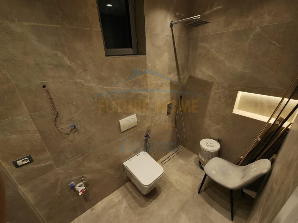 Tirane, jepet me qera apartament 2+1+Ballkon Kati 4, 100 m² 750 € (Rruga Hamdi Garunja)