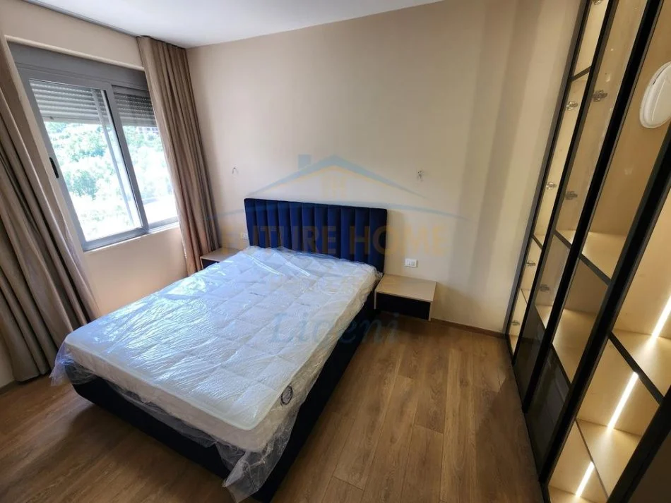 Tirane, jepet me qera apartament 2+1+Ballkon Kati 4, 100 m² 700 € (Liqeni i Thate)