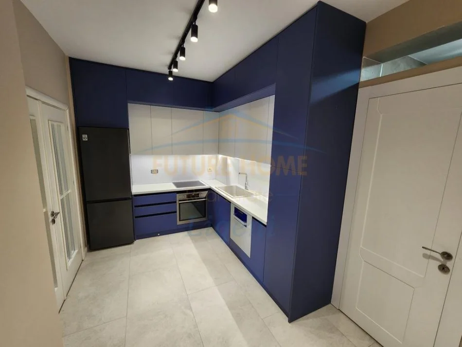 Tirane, jepet me qera apartament 2+1+Ballkon Kati 4, 100 m² 700 € (Liqeni i Thate)