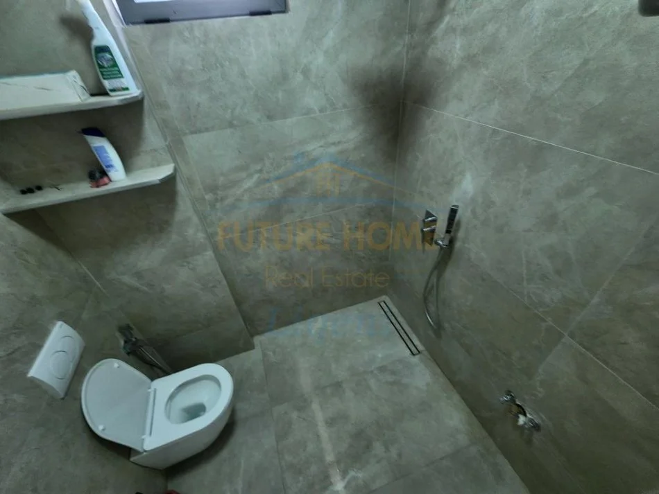 Tirane, jepet me qera apartament 2+1+Ballkon Kati 4, 100 m² 700 € (Liqeni i Thate)