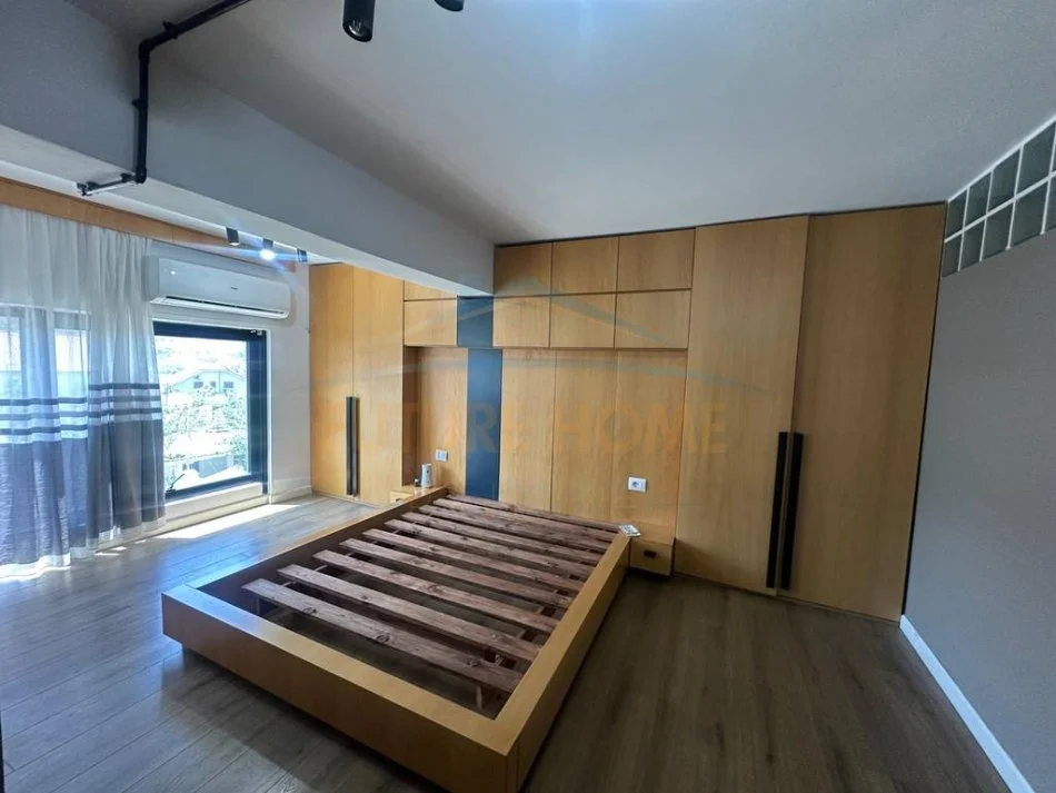 Tirane, jepet me qera apartament duplex Dublex , 105 m² 550 € 