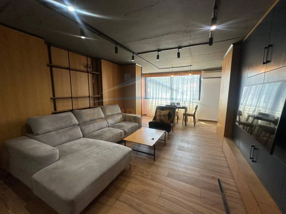 Tirane, jepet me qera apartament duplex 2+1 Kati 1, 105 m² 600 € (GOLDEN PARK)   UNA54783