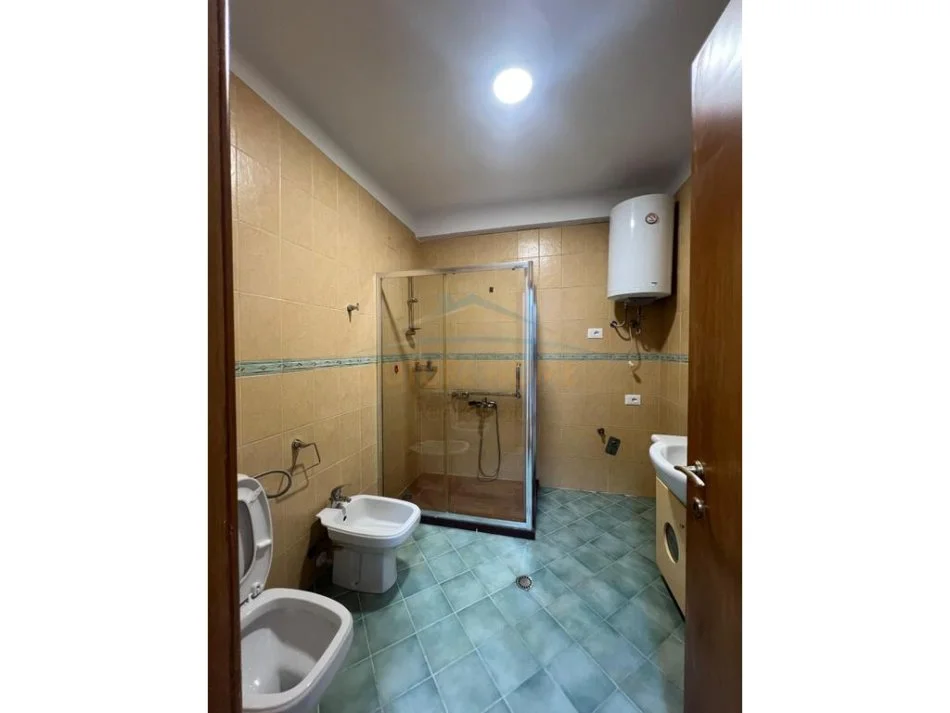 Tirane, shitet apartament 2+1+Ballkon Kati 7, 109 m² 175.000 € (Kinostudio)