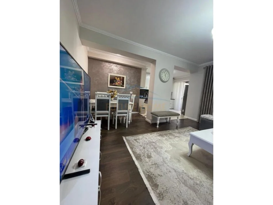 Tirane, jepet me qera apartament 2+1 Kati 4, 111 m² 800 € (Rruga e Barrikadave)