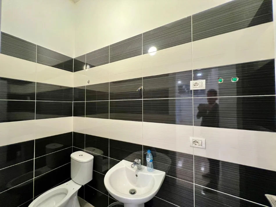 Tirane, jepet me qera ambjent biznesi Kati 0, 53 m² 415 € (Rruga Idriz Dollaku)