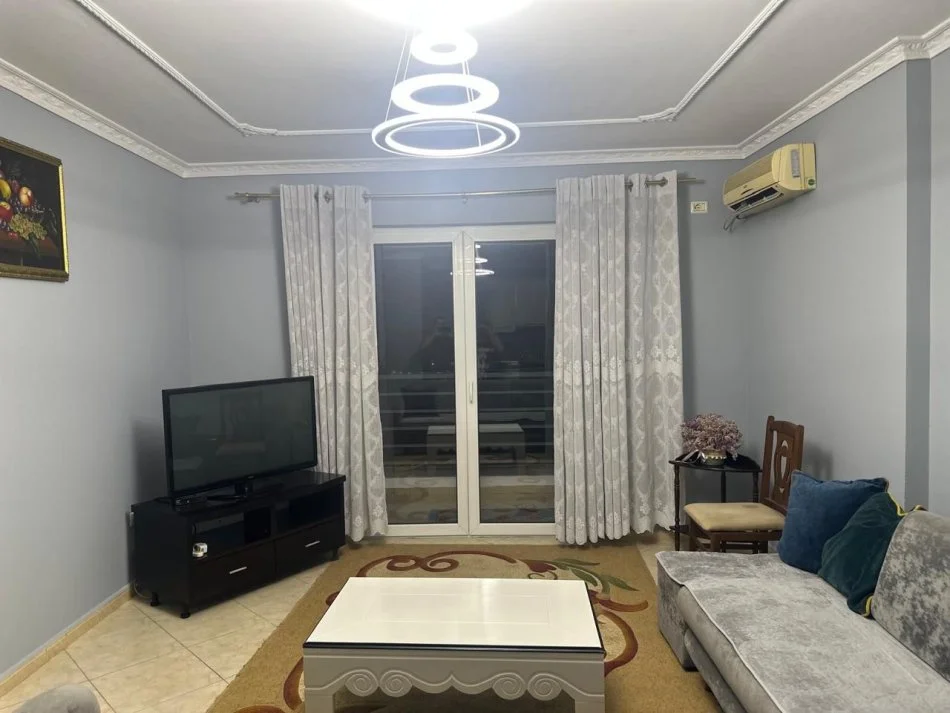 Tirane, jepet me qera apartament 1+1+Ballkon Kati 4, 80 m² 450 € (Apartament 1+1 Per Qera I Mobiluar Prane Bulevardit Te Ri)