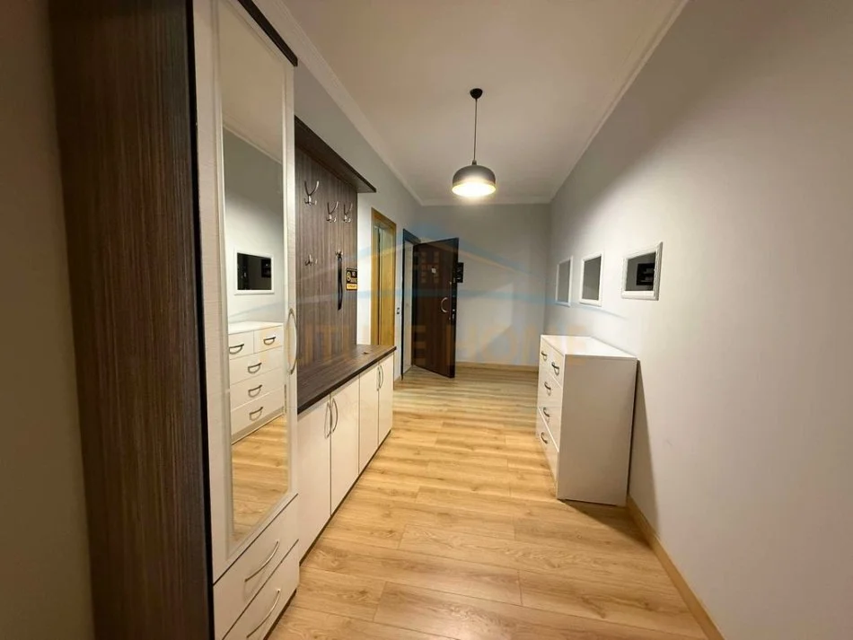 Tirane, jepet me qera apartament 3+1+Ballkon Kati 4, 134 m² 1.200 € (HOTEL RADISON)  UNA52764