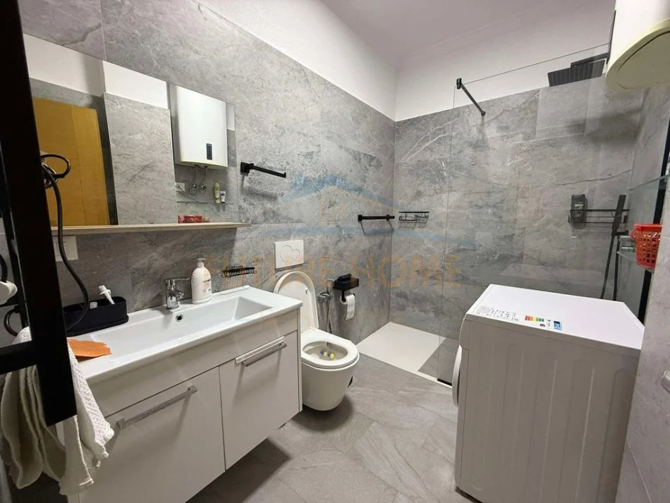 Tirane, jepet me qera apartament 3+1+Ballkon Kati 4, 134 m² 1.200 € (HOTEL RADISON)  UNA52764