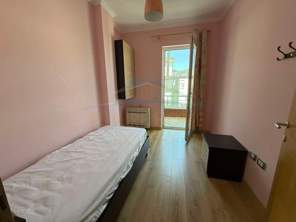 Tirane, jepet me qera apartament 3+1+Ballkon Kati 4, 134 m² 1.200 € (HOTEL RADISON)  UNA52764