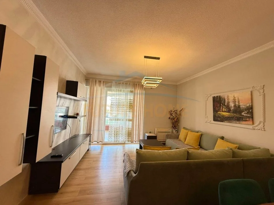 Tirane, jepet me qera apartament 3+1+Ballkon Kati 4, 134 m² 1.200 € (HOTEL RADISON)  UNA52764