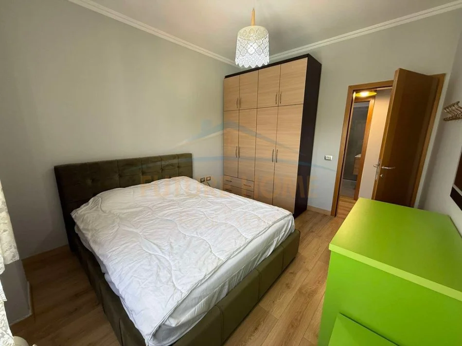 Tirane, jepet me qera apartament 3+1+Ballkon Kati 4, 134 m² 1.200 € (HOTEL RADISON)  UNA52764