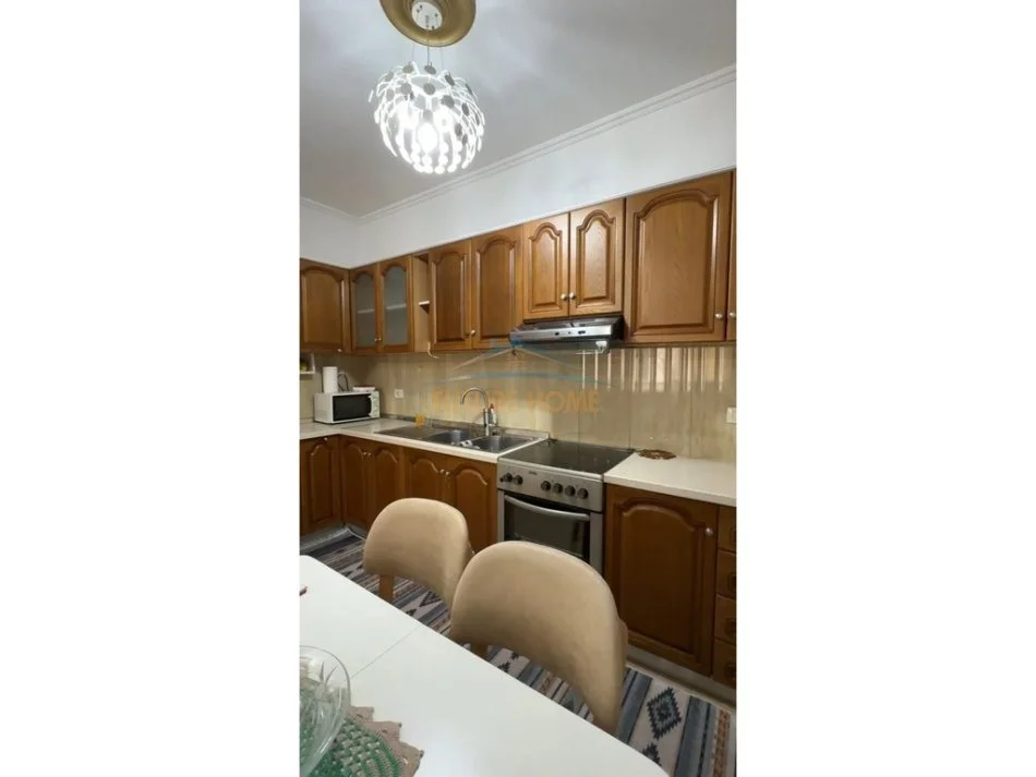 Tirane, jepet me qera apartament 2+1+Ballkon Kati 1, 103 m² 600 € 