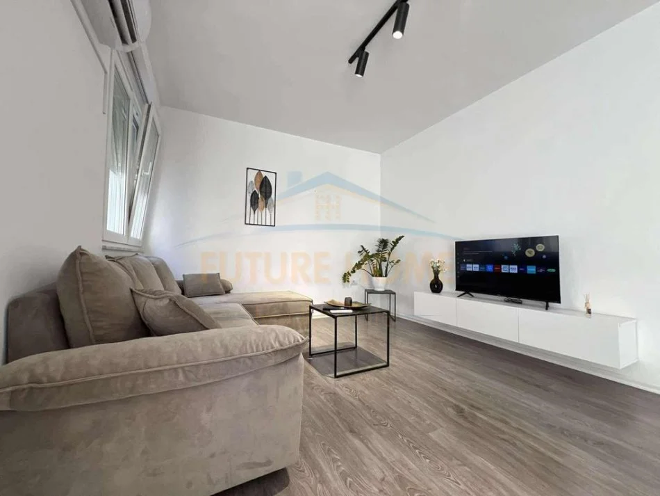Tirane, jepet me qera apartament 1+1+Ballkon Kati 5, 72 m² 700 € (Pazari i Ri)