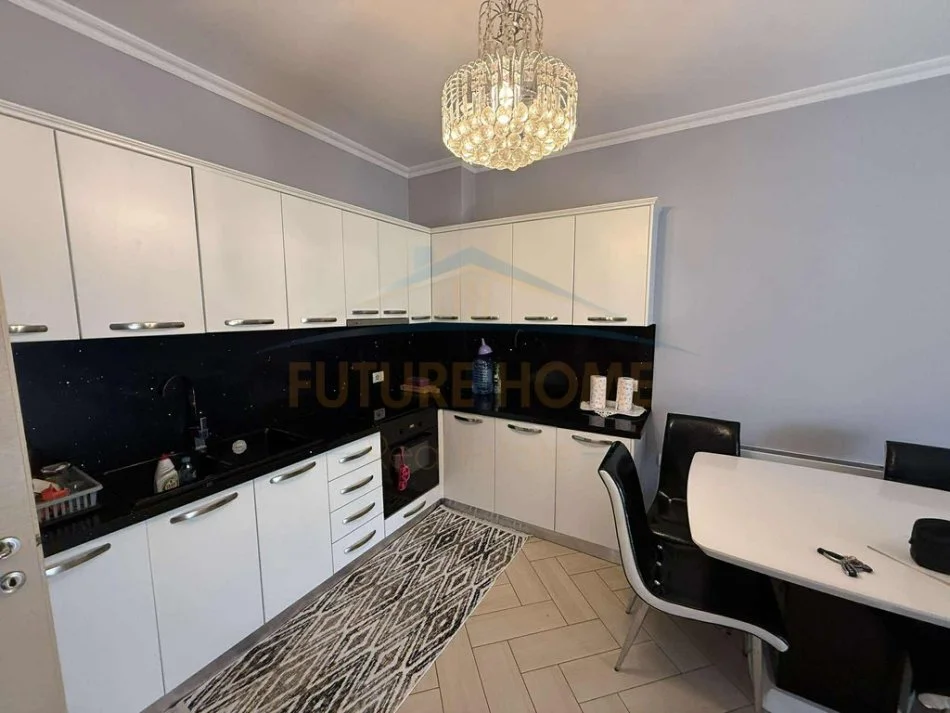 Tirane, jepet me qera apartament 2+1 Kati 5, 112 m² 500 € (unaza e re)