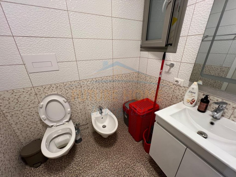 Tirane, jepet me qera apartament 2+1+Ballkon Kati 3, 79 m² 600 € (Rruga e Dibres, Kompleksi Tower Bridge)