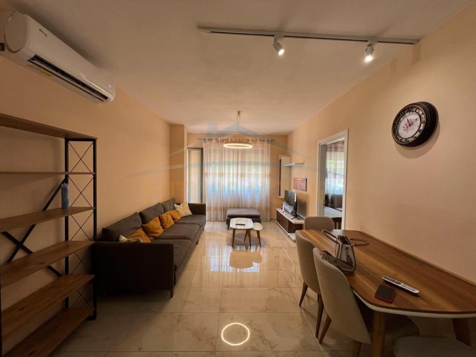 Tirane, jepet me qera apartament 2+1+Ballkon Kati 3, 79 m² 600 € (Rruga e Dibres, Kompleksi Tower Bridge)