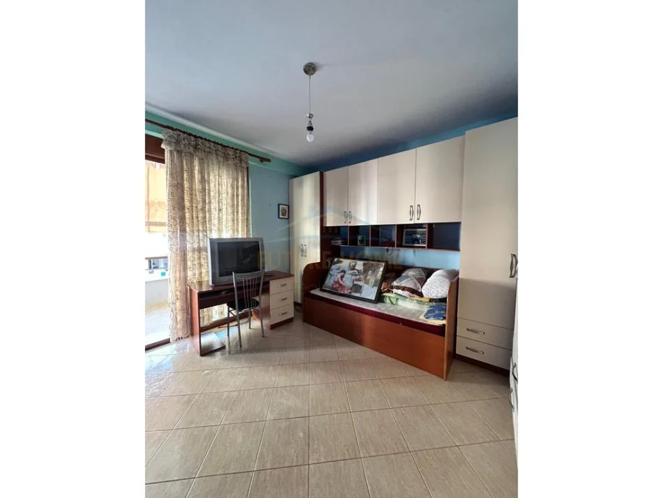 Tirane, jepet me qera apartament 1+1 Kati 3, 400 € 