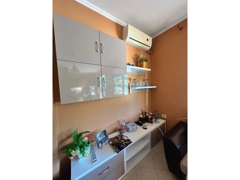 Tirane, jepet me qera apartament 1+1 Kati 3, 400 € 