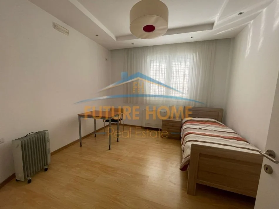 Tirane, jepet me qera 3+1+2+Post Parkimi, 180 m² 1.500 €