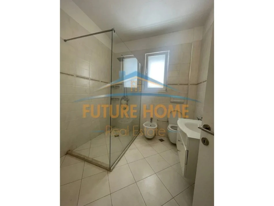Tirane, jepet me qera 3+1+2+Post Parkimi, 180 m² 1.500 €