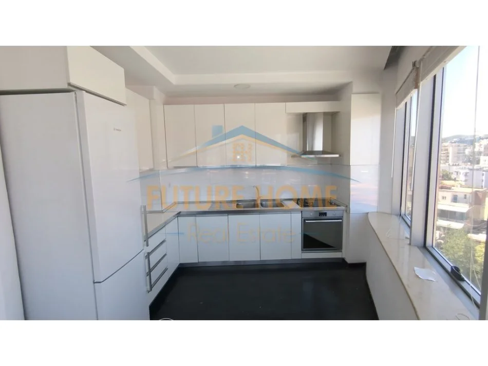 Tirane, jepet me qera 3+1+2+Post Parkimi, 180 m² 1.500 €