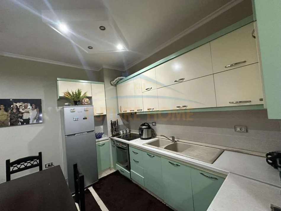 Tirane, shes apartament 2+1+Ballkon Kati 8, 92 m² 150.000 €