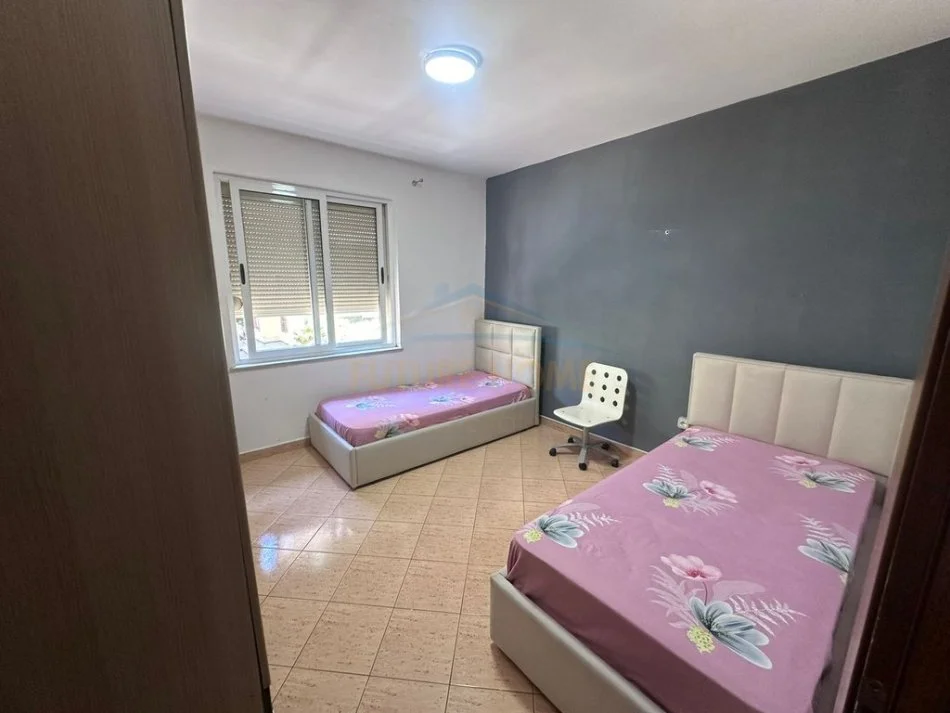 Tirane, shitet apartament 2+1+Ballkon Kati 2, 91 m² 234.000 € (Komuna e Parisit)